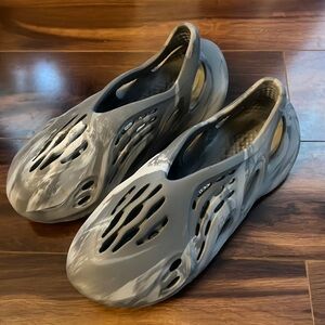 Yeezy slides, size 9